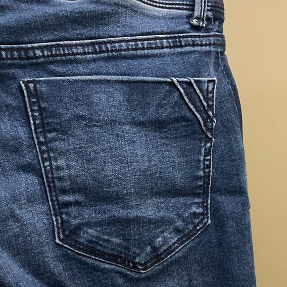Apt 9 blue jean coloured capris with a dark band down the sides. Elastic waist. - Picture 7 of 12